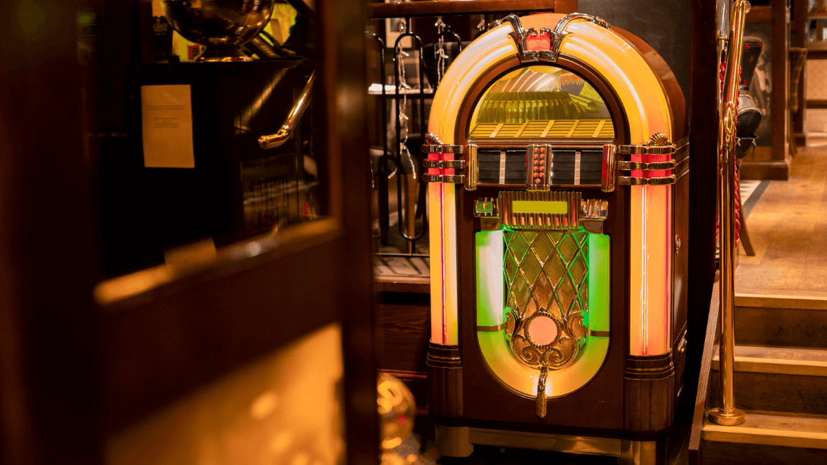 Jukebox Standing in Bar MSN