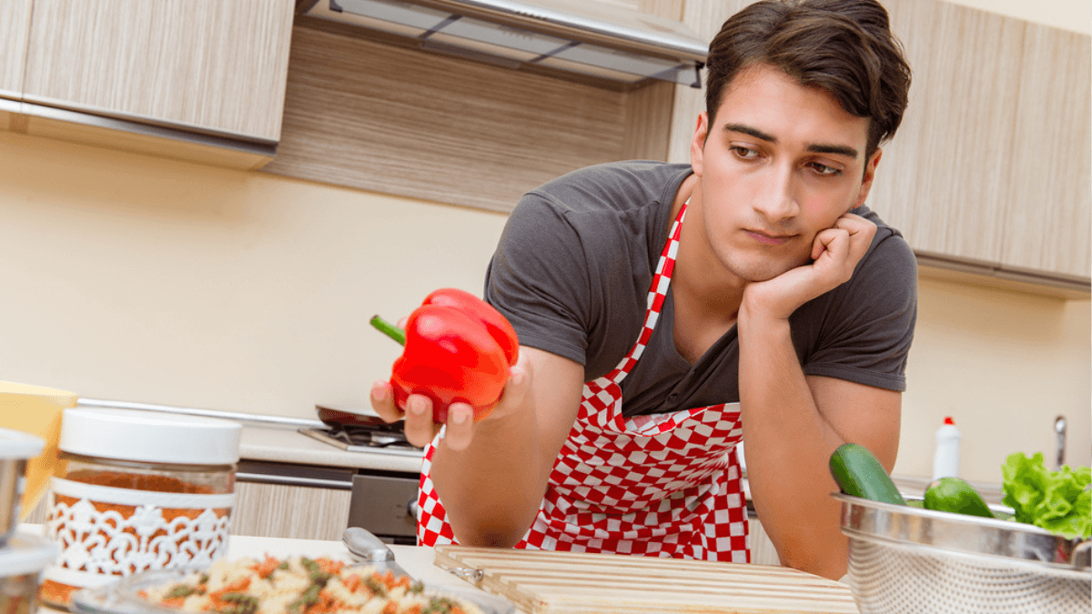 Man holding a bell pepper - MSN