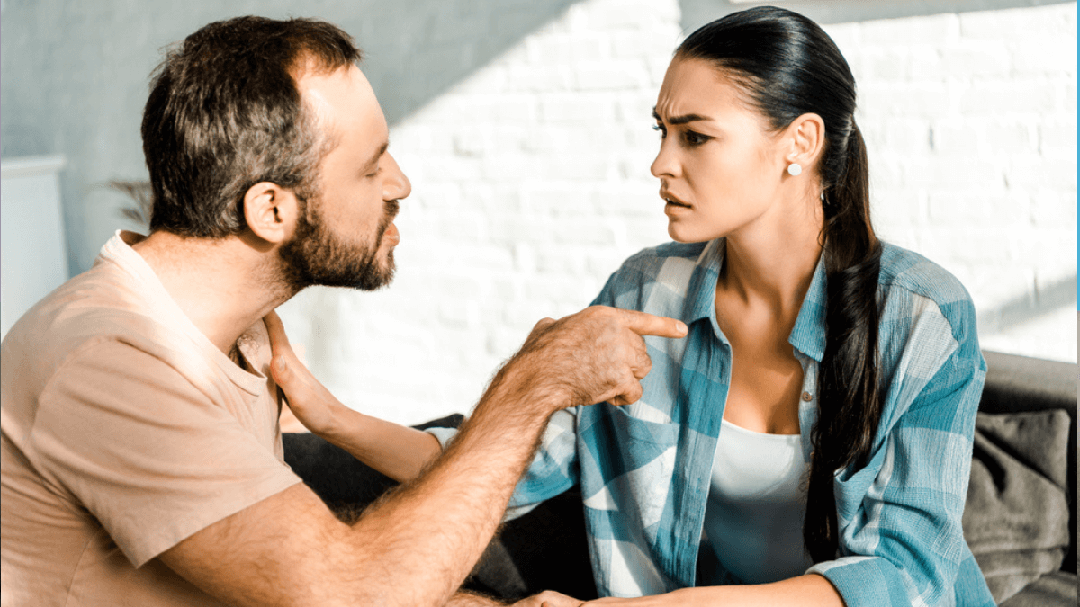 Man insulting woman - MSN