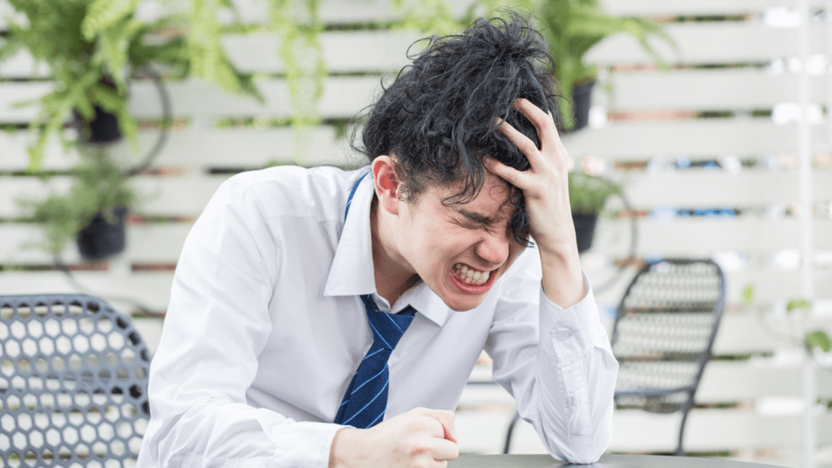 Man looking desperate - MSN