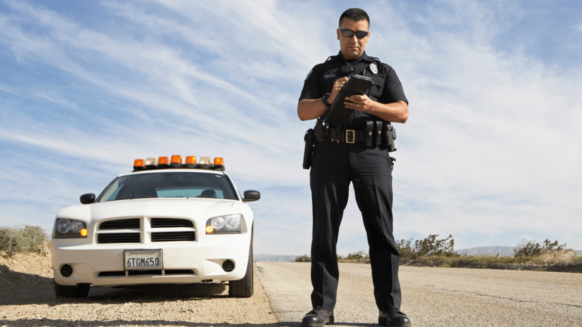 Police officer in front of car - MSN
