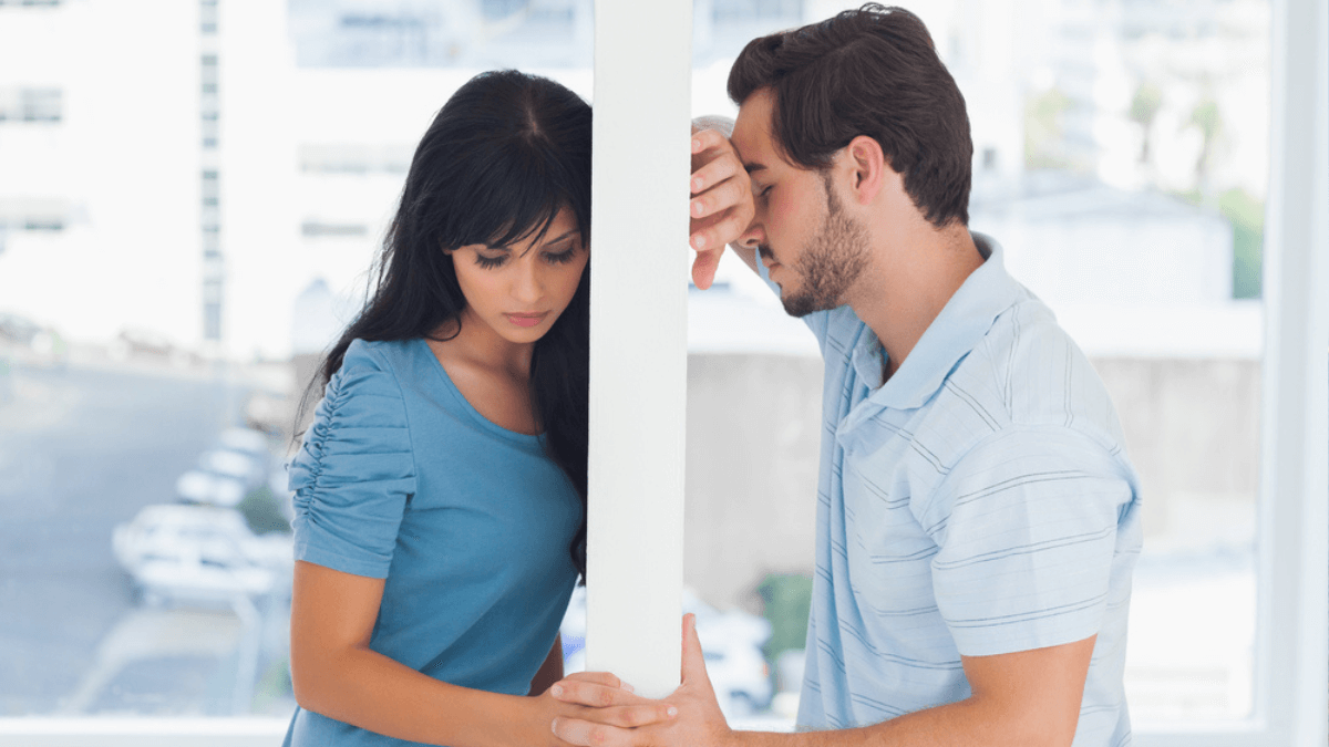 Woman and man leaning on one wall - MSN