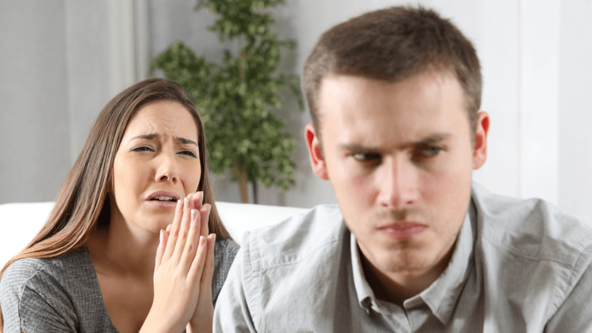 Woman begging with man - MSN