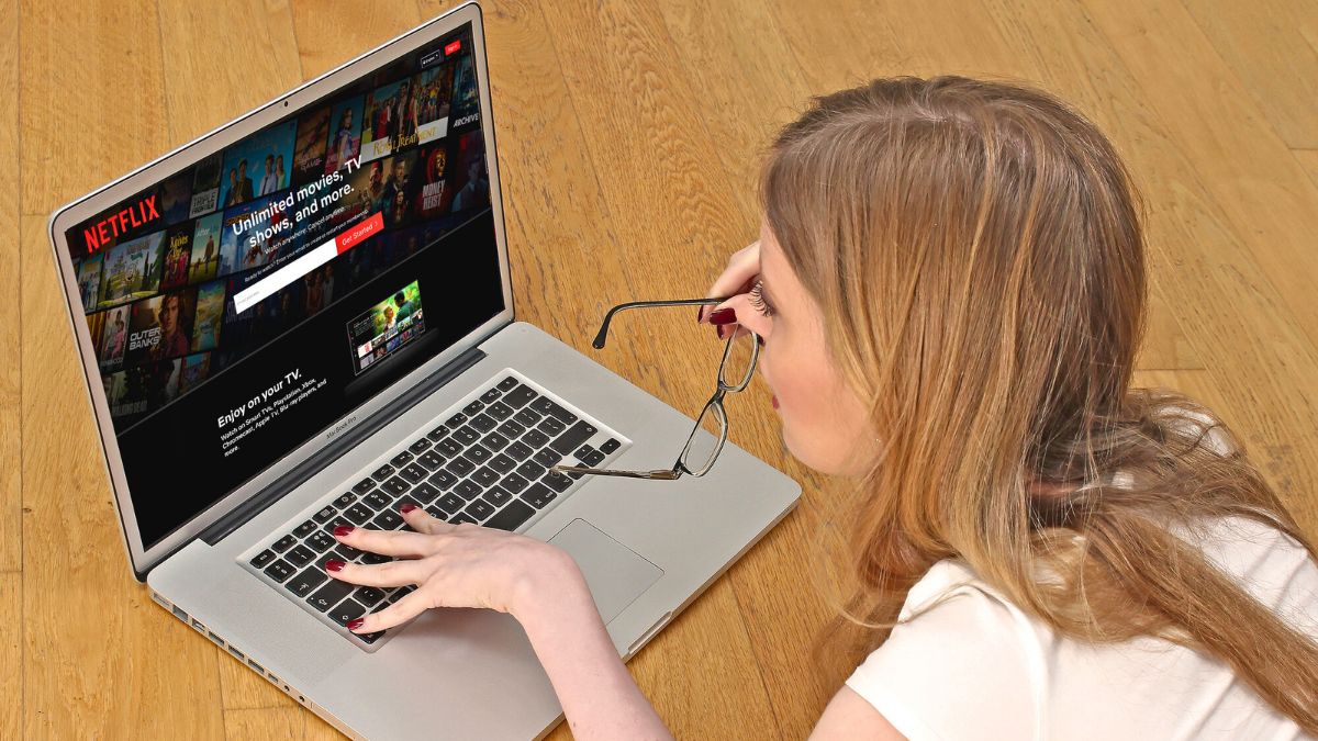 Girl With Her Laptop MSN