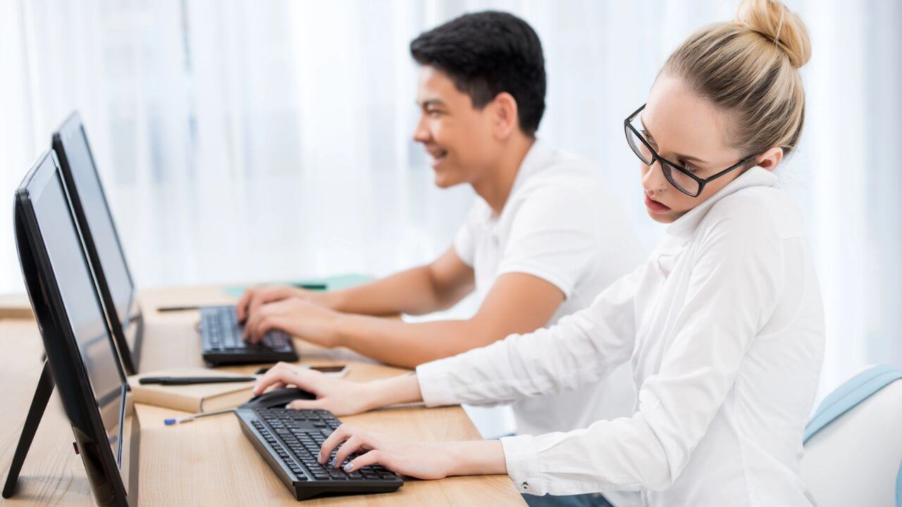 Jobs That Hire at 15 – 35 Best Options In 2024