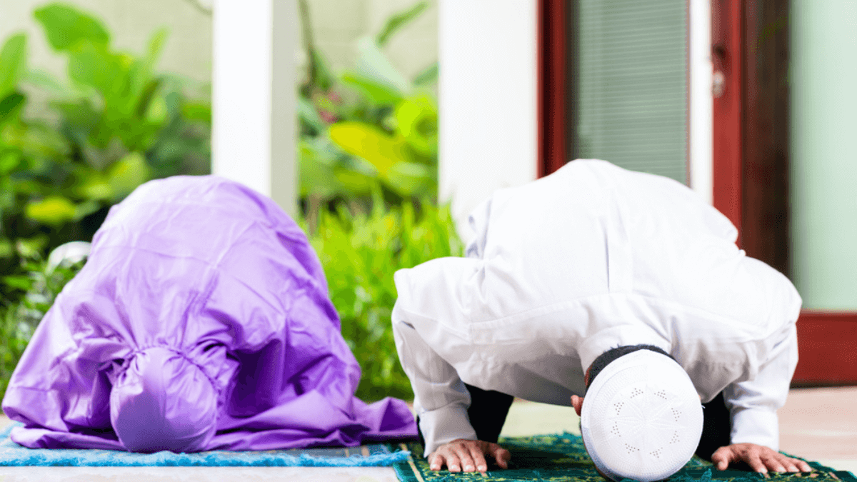 Muslim couple praying at home MSN