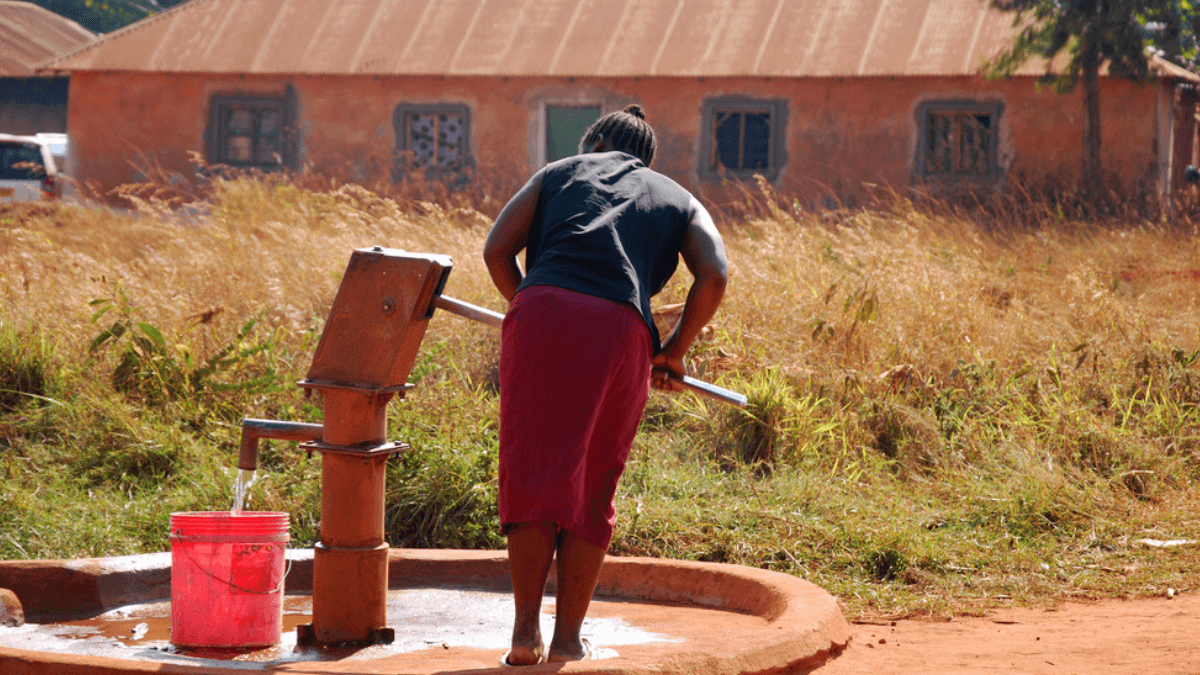 Woman pumping water MSN