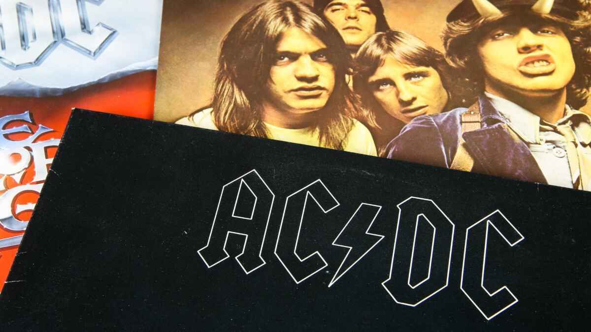 Angus Young, Brian Johnson, Cliff Williams, Phil Rudd, and Stevie Young .AC DC MSN.