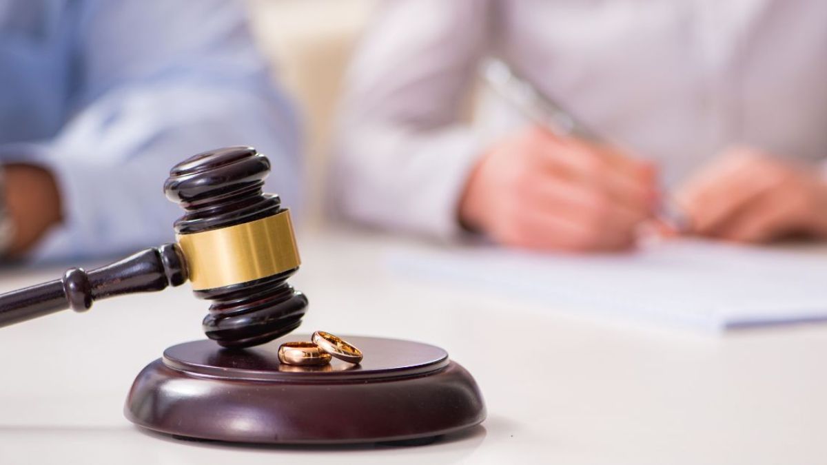 Couple divorce MSN Signing with judge and hammer