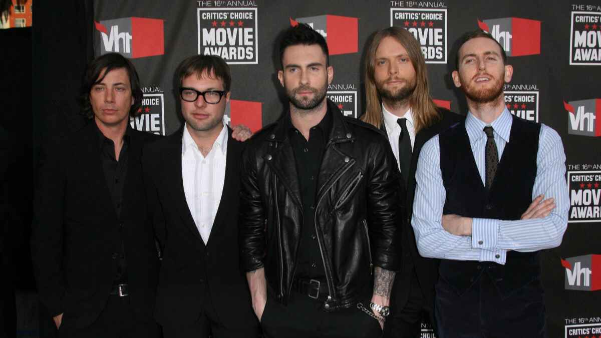Adam Levine, Jesse Carmichael, James Valentine, Matt Flynn, PJ Morton and Sam Farrar. Maroon 5 MSN.