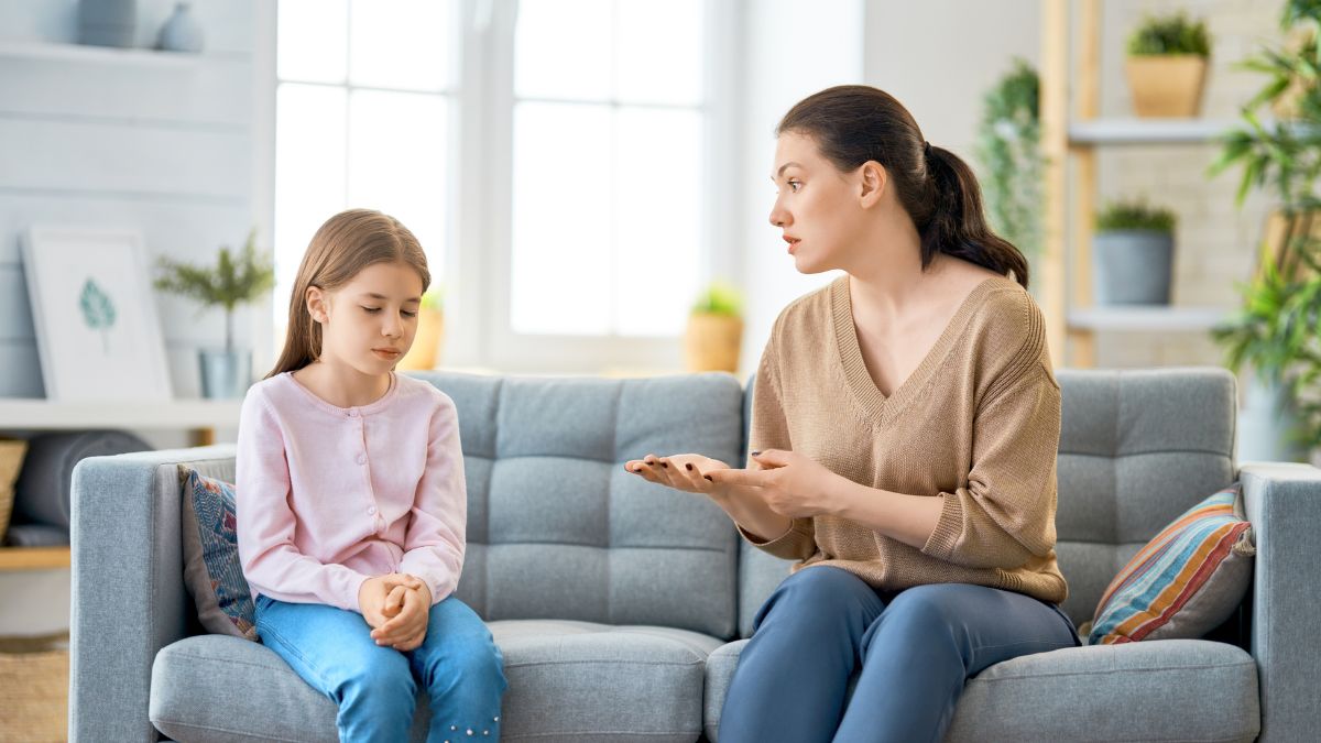 Mother explaining something to her daughter MSN