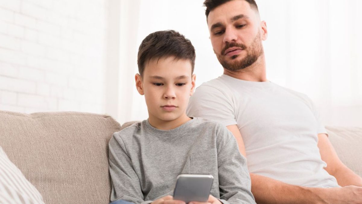 Dad snooping at his son's phone MSN