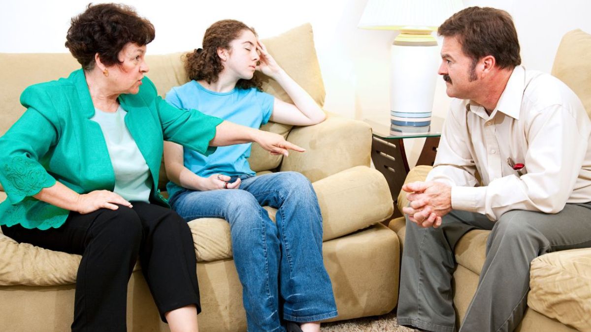 Mother criticizing her daughter while the father is silently listening MSN