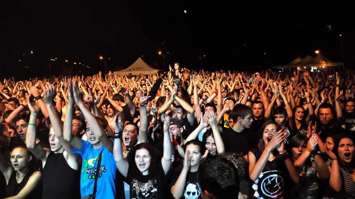 Heavy metal live rock concert MSN.