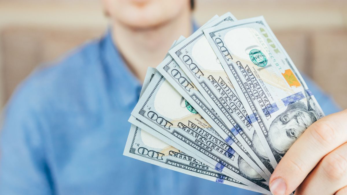 Man holding cash MSN