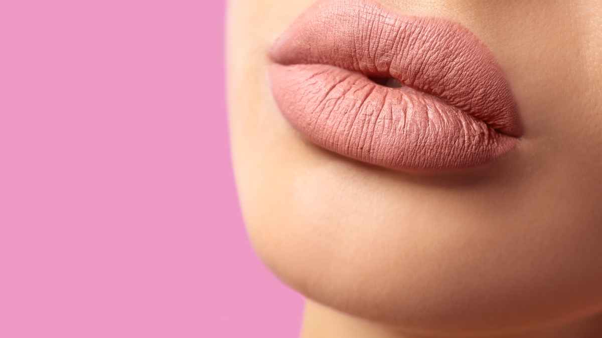 Girl with a peach lipstick and a big lips MSN.