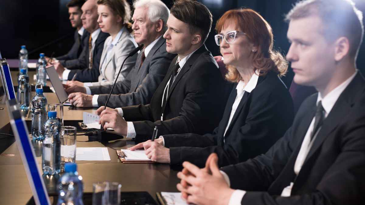 Group of Politicians people sitting at a table MSN.