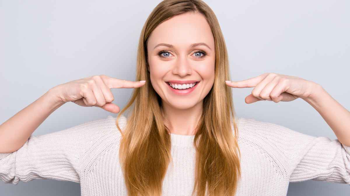 Woman pointing her teeth MSN.