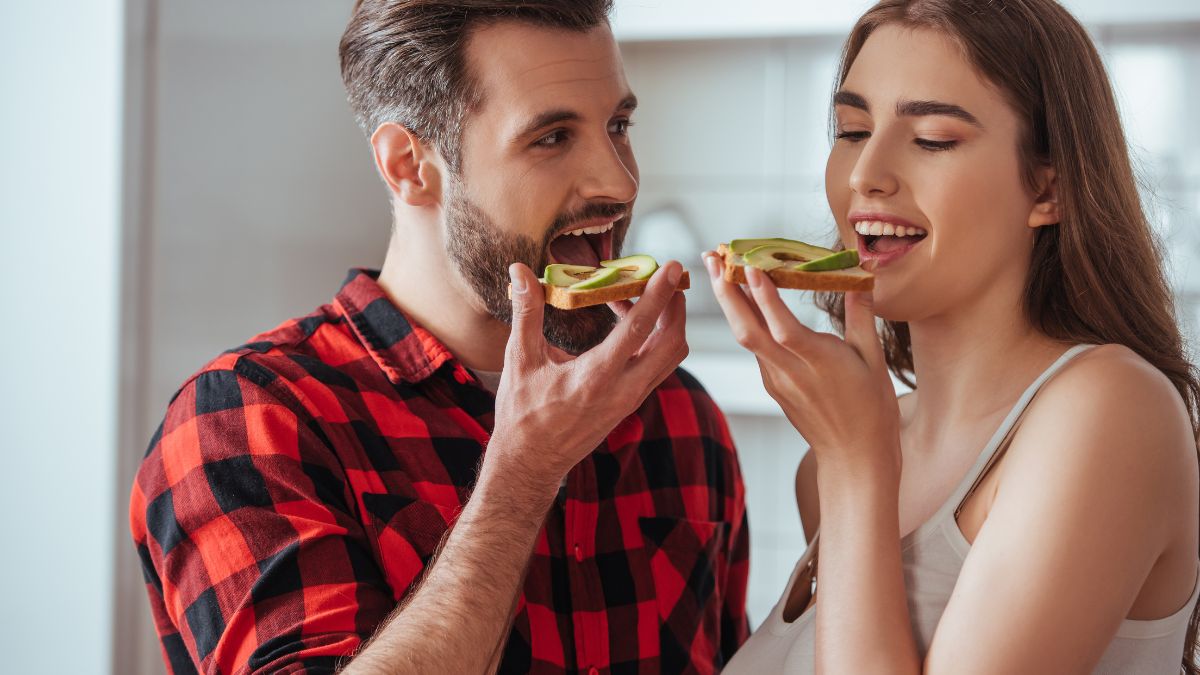Couple easting delicious toast with avocado MSN