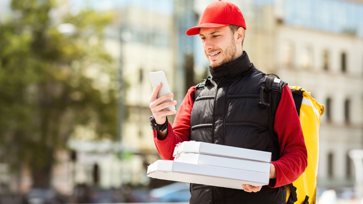 Fast food employee delivering pizza MSN
