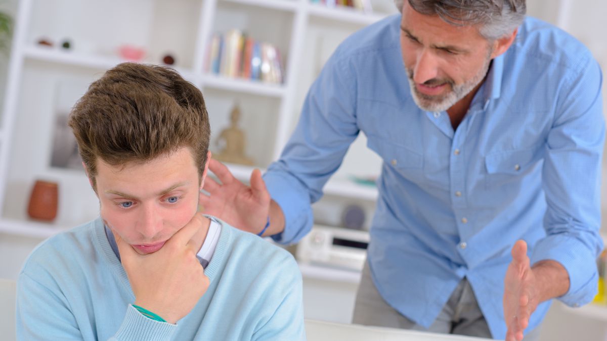 Father talking to his depressed son MSN