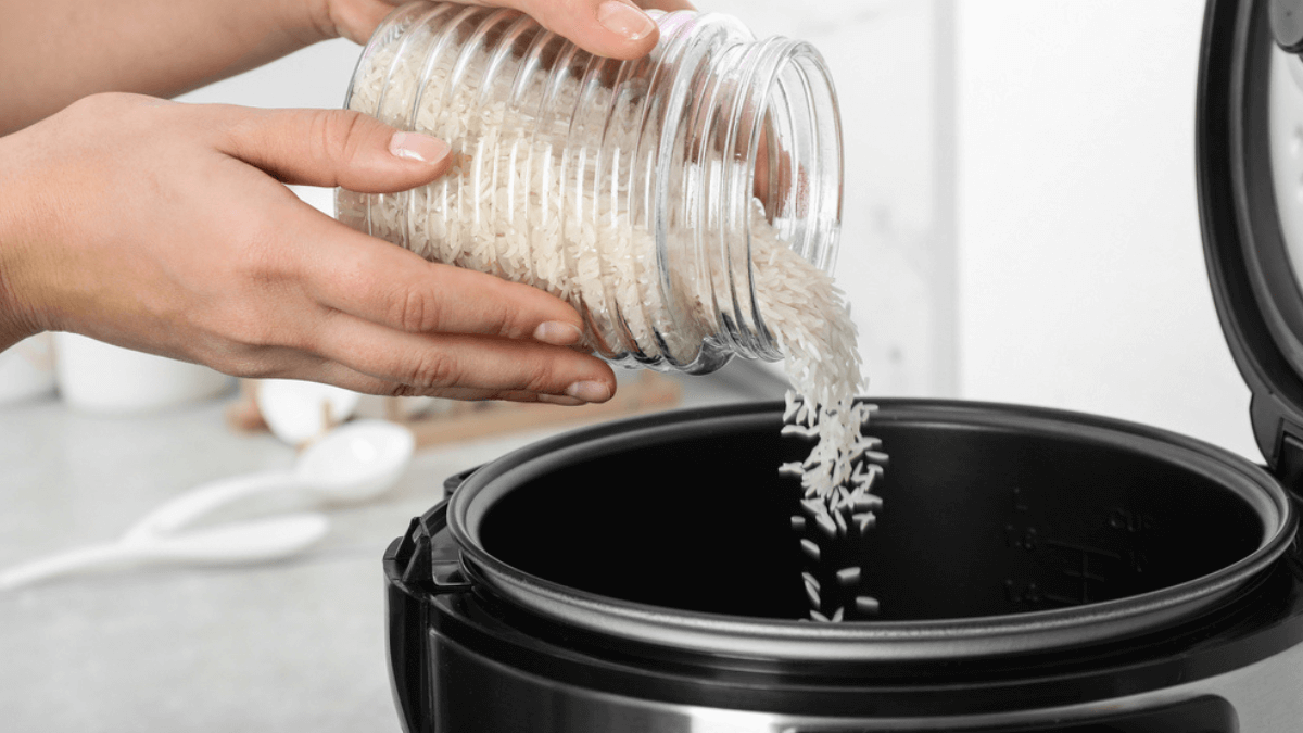 Pouring rice into the rice cooker MSN