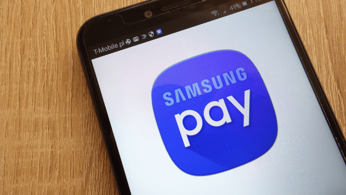 Samsung Pay on the phone on wooden table MSN