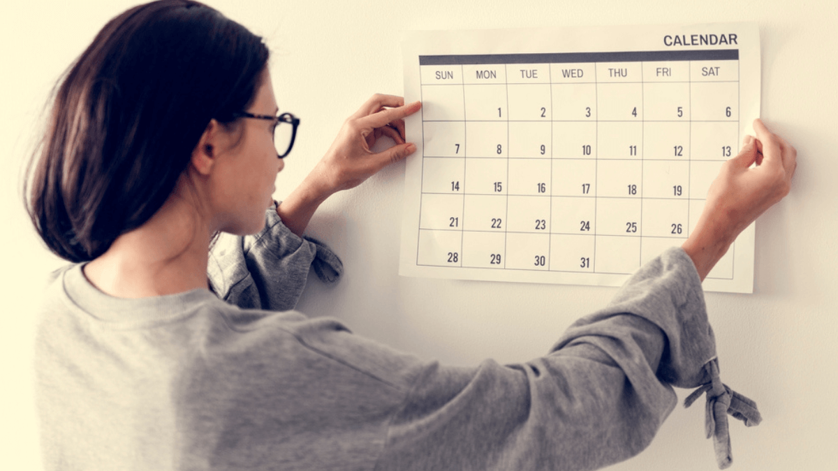 Woman looking at the calendar MSN