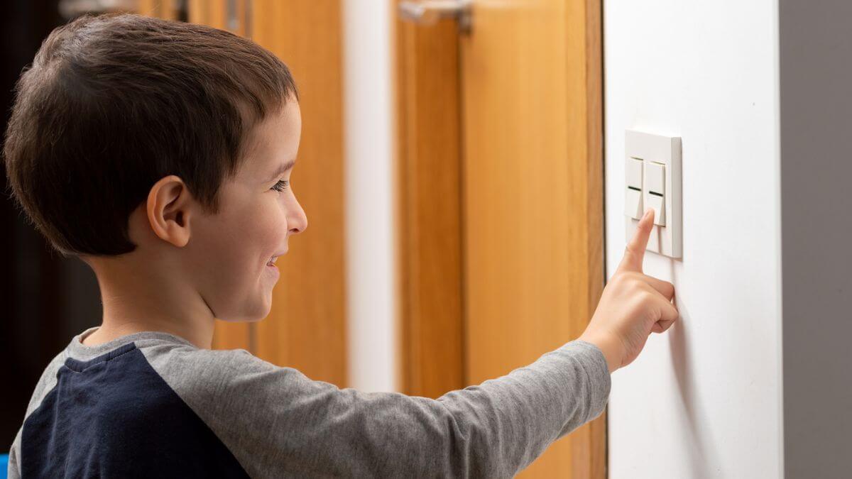 Boy - Switch On Off Light - Door - MSN