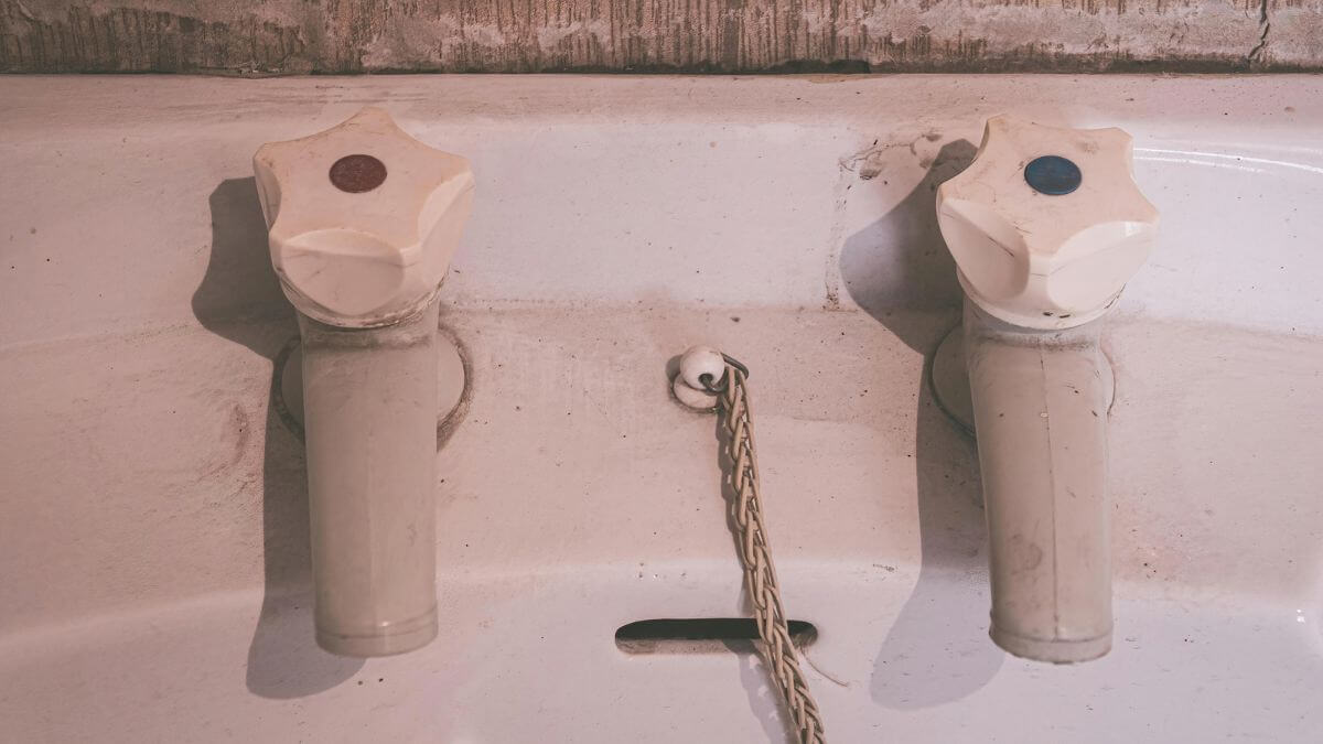 Two-Faucet-Hot-Cold-Sink-MSN