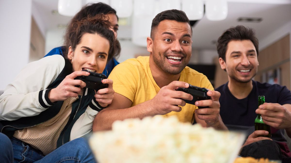 Group of people playing video games MSN