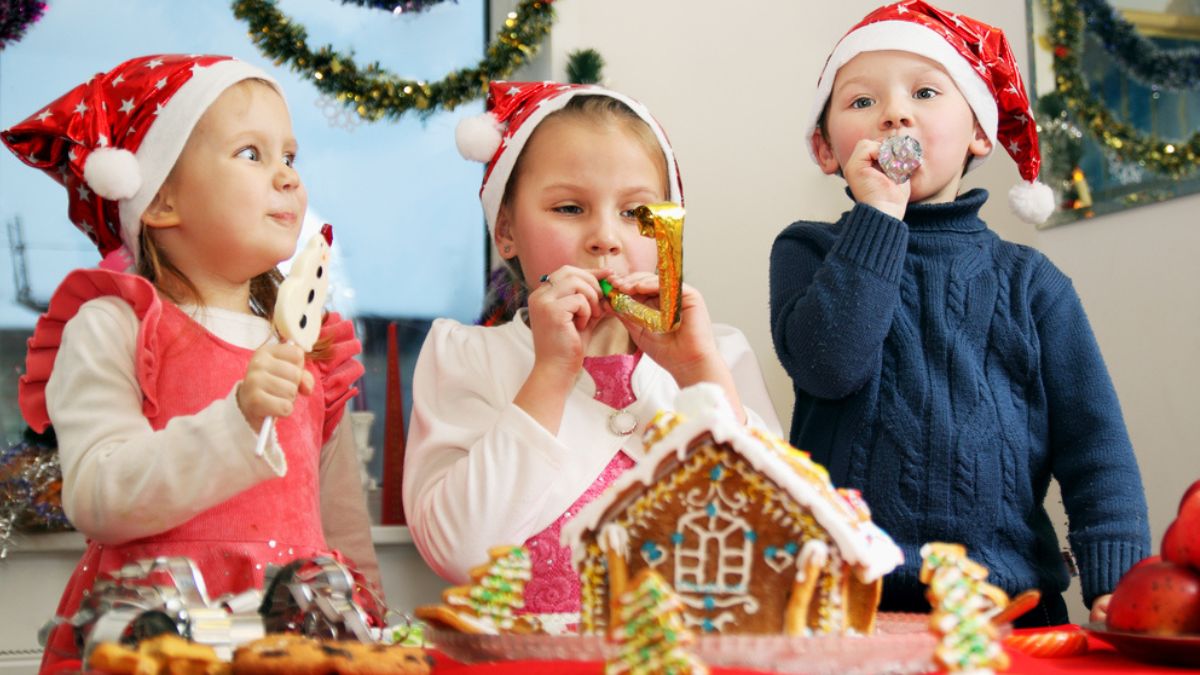 Kids eating the gingerbread house MSN