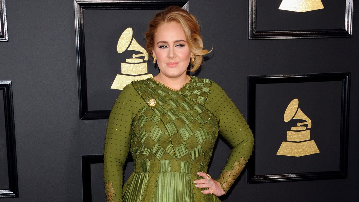 Adele in green posing for photo MSN