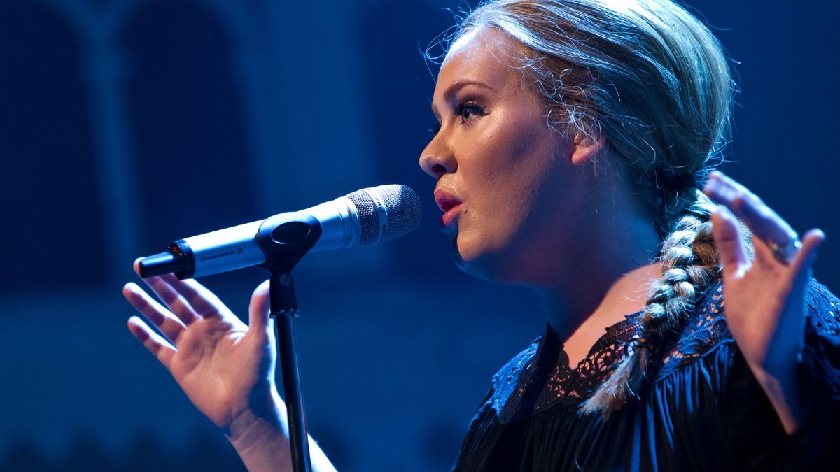 Adele singing on stage MSN