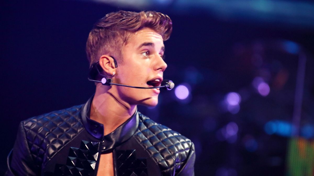 Justin Bieber singing MSN