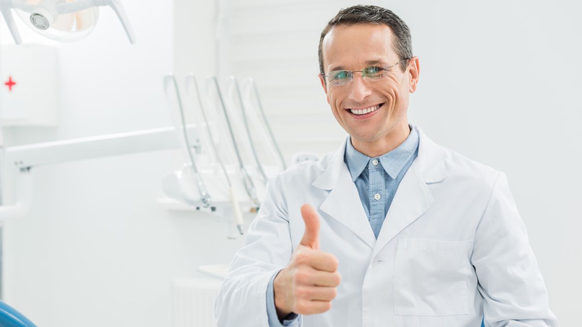 Dentist giving a thumbs up MSN