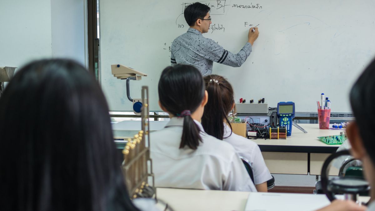 Physics teacher teaching students MSN