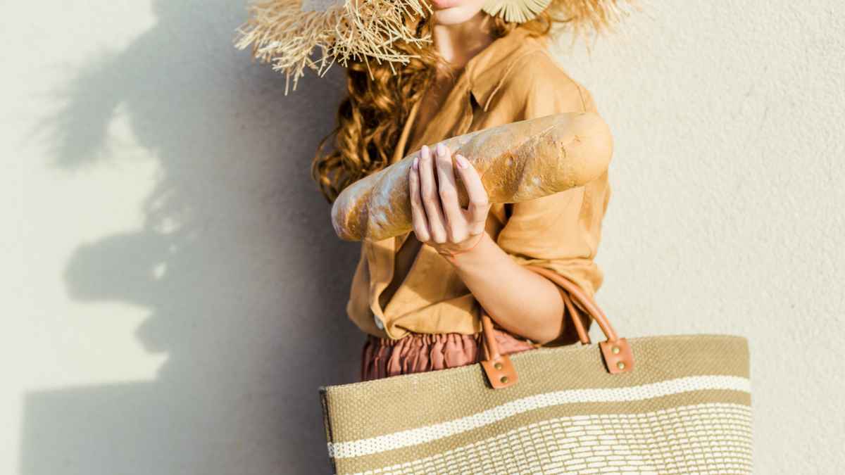 Woman holding a bread with a bag MSN.