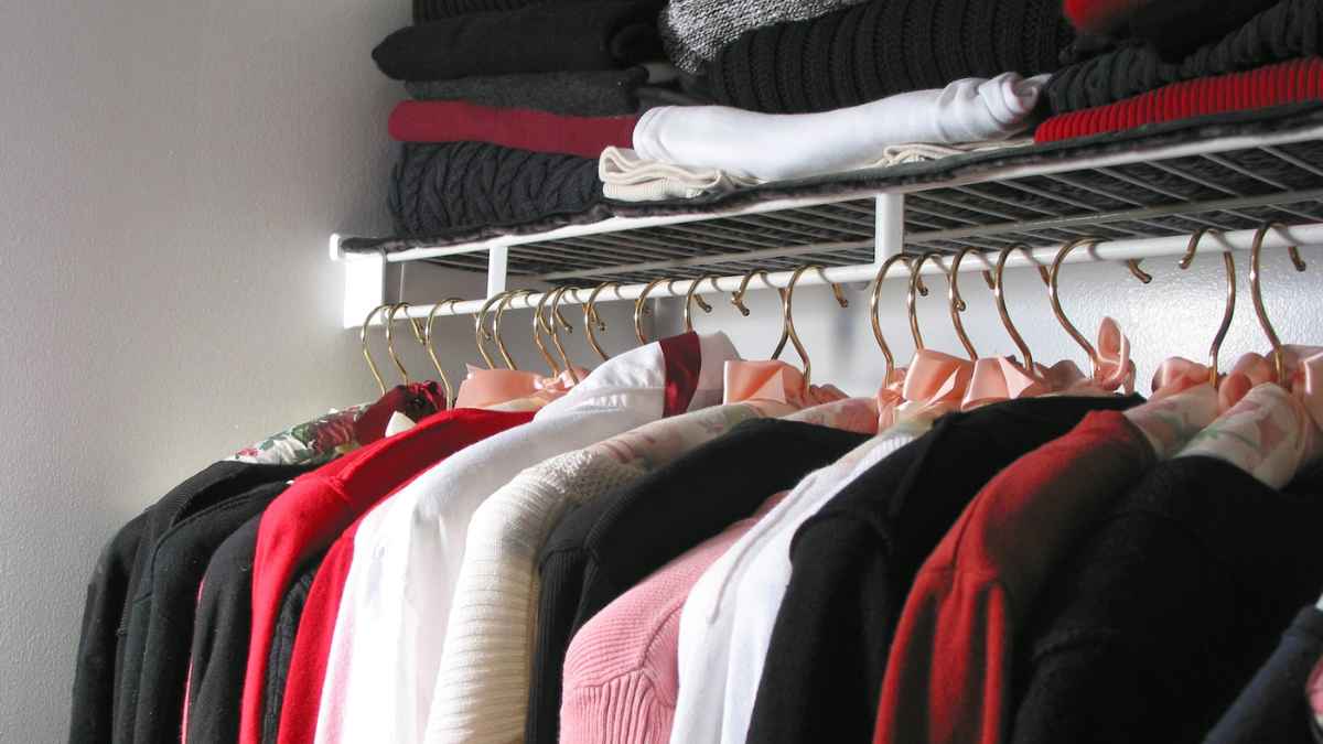Closet with clothes MSN.