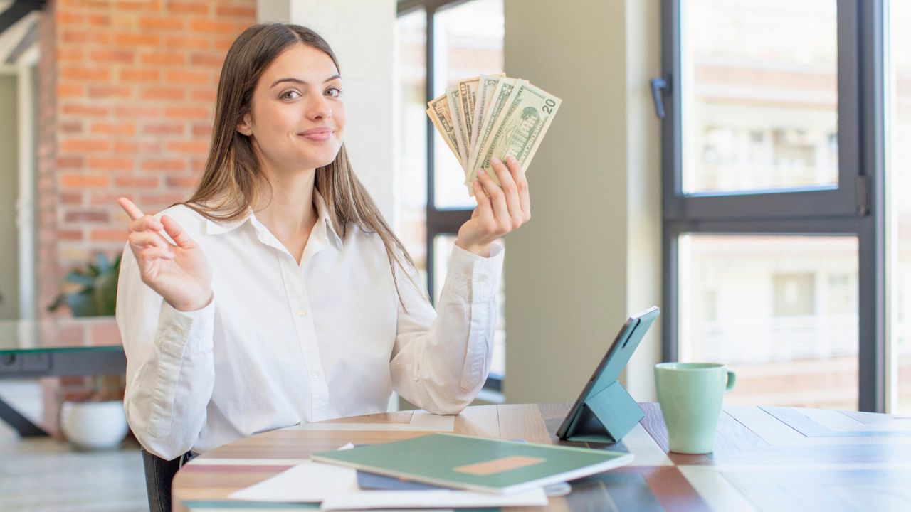 HeyCash Review - Woman Earning Money Online